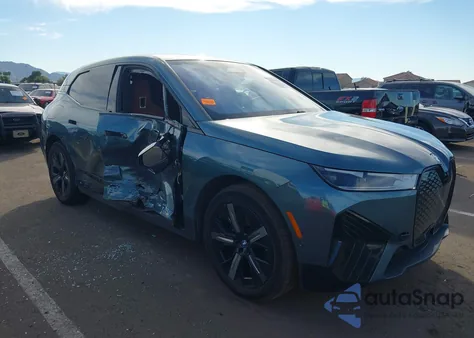 2023 BMW Ix xDrive50 z USA, uszkodzony, nr VIN WB523CF04PCM41160